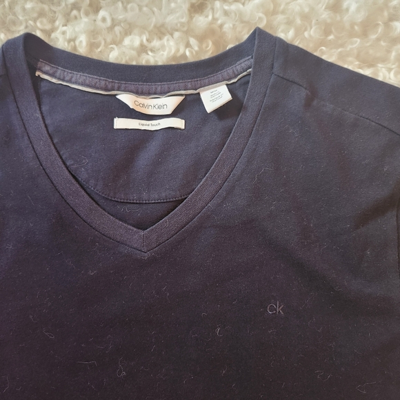 Calvin Klein Men Sz M Navy Blue V-Neck Liquid Touch T-Shirt - Picture 3 of 5